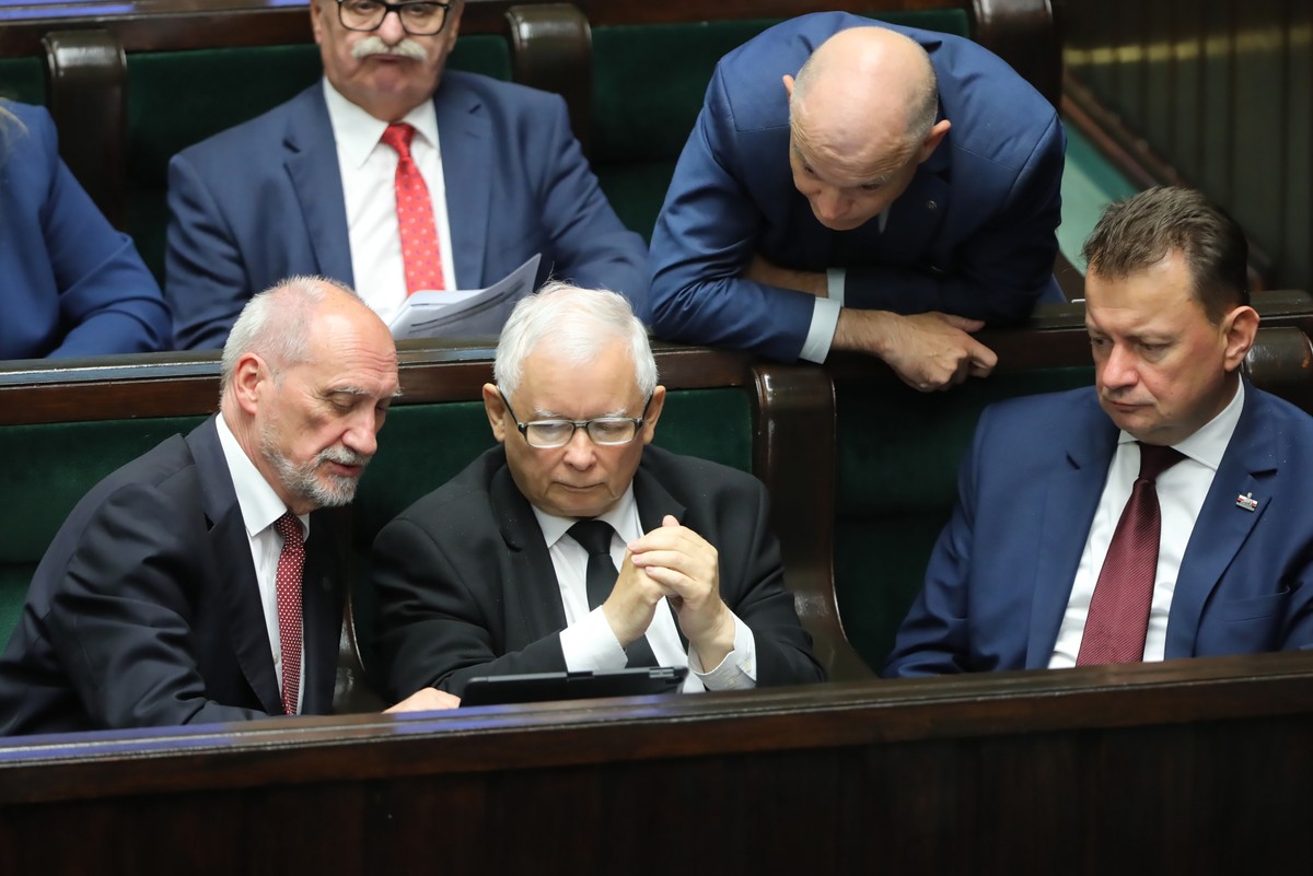 Warszawa, 17.09.2020. Prezes PiS Jarosław Kaczyński (C-dół), poseł PiS Antoni Macierewicz (L-dół) oraz minister obrony narodowej Mariusz Błaszczak (P-dół) na sali obrad podczas drugiego dnia posiedzenia Sejmu, 17 bm. w Warszawie. Sejm przyjął m.in. nowelizację ustawy o Mediach Narodowych oraz uchwalił uchwałę o Funduszu Medycznym. (amb) PAP/Wojciech Olkuśnik