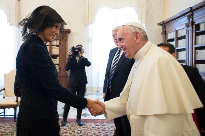 Melanija Tramp u Vatikanu sa papom Franjom i Donaldom Trampom 