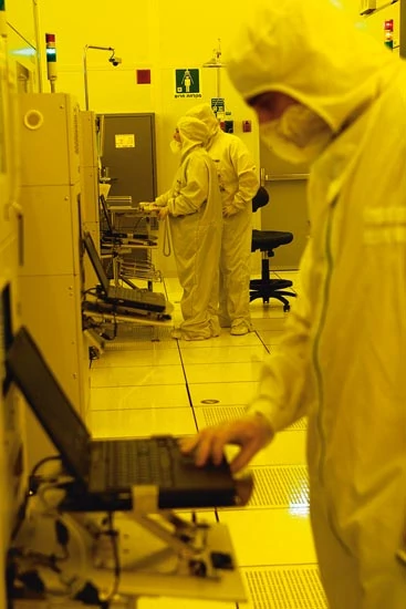 W ultranowoczesnych fabrykach zawarte w koltanie i kasyterycie metale są podstawą produkcji układów scalonych do telefonów komórkowych, tabletów i płyt głównych komputerów. Fot. Getty Images/FPM.