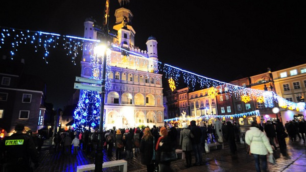 Udało się znaleźć oszczędności, dzięki którym w Boże Narodzenie jednak rozbłysną świąteczne lampki m.in. na Starym Rynku -informuje portal mmpoznan.pl.