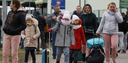 Uciekają kobiety, dzieci, ale również mężczyźni. "To bez znaczenia - wszystkim pomaga się tak samo"