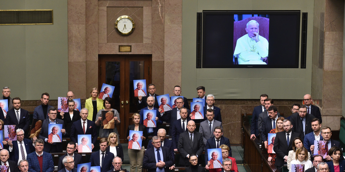 Posłowie w obronie papieża Jana Pawła II. Sejm przyjął specjalną uchwałę.