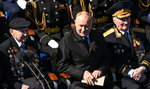Putin siedział na paradzie między dwoma "weteranami". Odkryto, kim naprawdę są ci staruszkowie