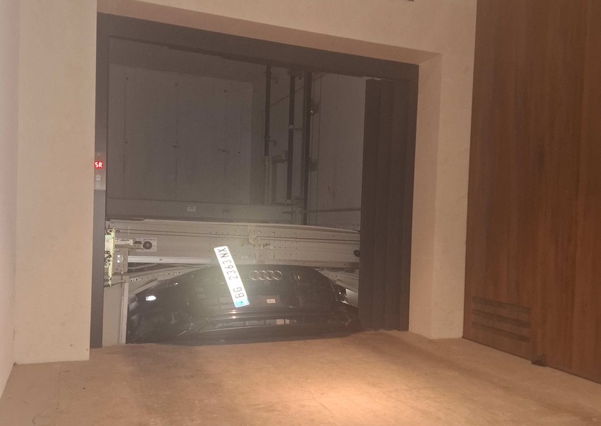Audi koji je propao kroz garažni lift na Vračaru