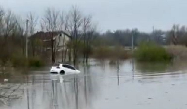 Voda nosila auto i vozača