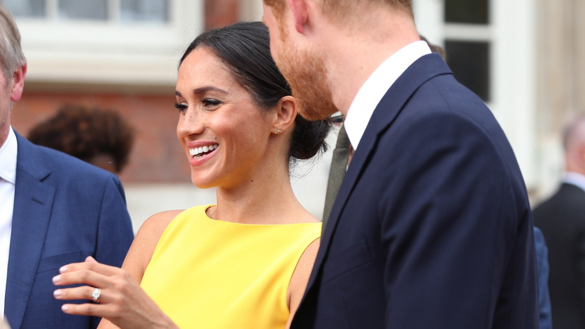 Świeżo poślubieni Meghan Markle i książę Harry powinni powstrzymać się w okazywaniu sobie uczuć w miejscach publicznych, szczególnie jeśli reprezentują królową. Zakaz dotyczy także trzymania się za ręce, z czym młoda para ma duże problemy.