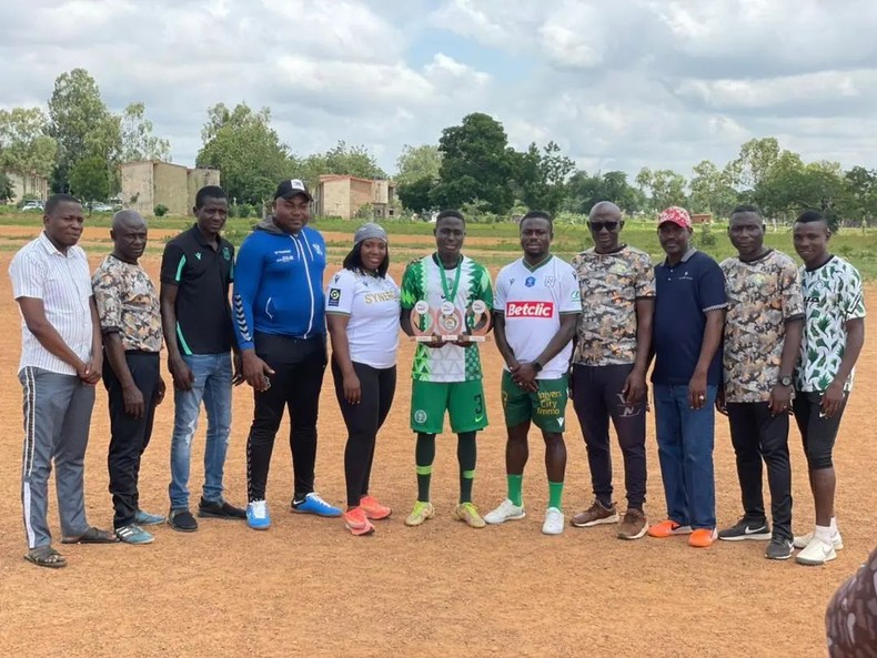 Moussa Simon et sa femme célèbrent la star des Golden Eagles Michael Emmanuel