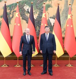 Scholz i szefowie niemieckich korporacji w Chinach. Media pytają: Dlaczego?