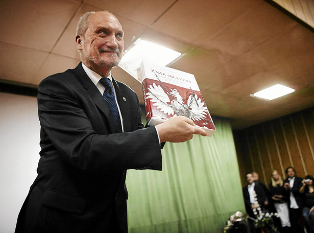 Macierewicz stanie przed sądem za raport o WSI? Jest decyzja śledczych