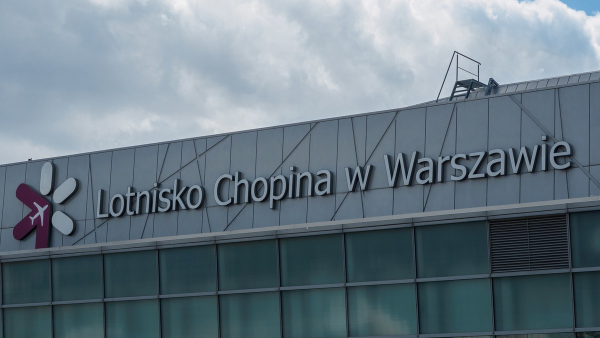 Awaria zasilania na lotnisku Chopina. Pasażerowie proszeni o śledzenie komunikatów [Źródło: Onet]
