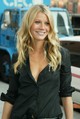 Gwyneth Paltrow 30 éves korában a Calvin Klein divatshow-n, New Yorkban.