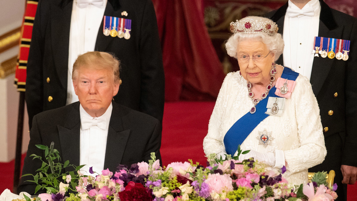 Prezydent USA Donald Trump rozpoczął wczoraj oficjalną wizytę w Wielkiej Brytanii. Wieczorem w Pałacu Buckingham odbył się uroczysty bankiet. Podczas spotkania wydawało się, że Trump delikatnie dotknął pleców królowej, a ta spojrzała na niego znacząco. Oficjalny protokół mówi, że nie wolno dotykać królowej, chyba że ona zainicjuje kontakt poprzez podanie ręki.