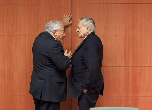 "Skutki kryzysu są dziś jeszcze dalekie od całkowitego wybrzmienia. Sytuacja w Europie jest nadal bardzo niepokojąca, a przyszłość bardziej niepewna niż kiedykolwiek wcześniej" – oświadczył w grudniu szef MFW podczas przemówienia w europejskiej siedzibie ONZ w Genewie. Na zdj. Dominique Strauss-Kahn, dyrektor Międzynarodowego Funduszu Walutowego (po lewej) mówi do Jean-Claude Tricheta (po prawej), przewodniczącego Europejskiego Banku Centralnego podczas spotkania ministrów finansów strefy euro w siedzibie Rady Unii Europejskiej w Brukseli, 6. grudnia 2010.