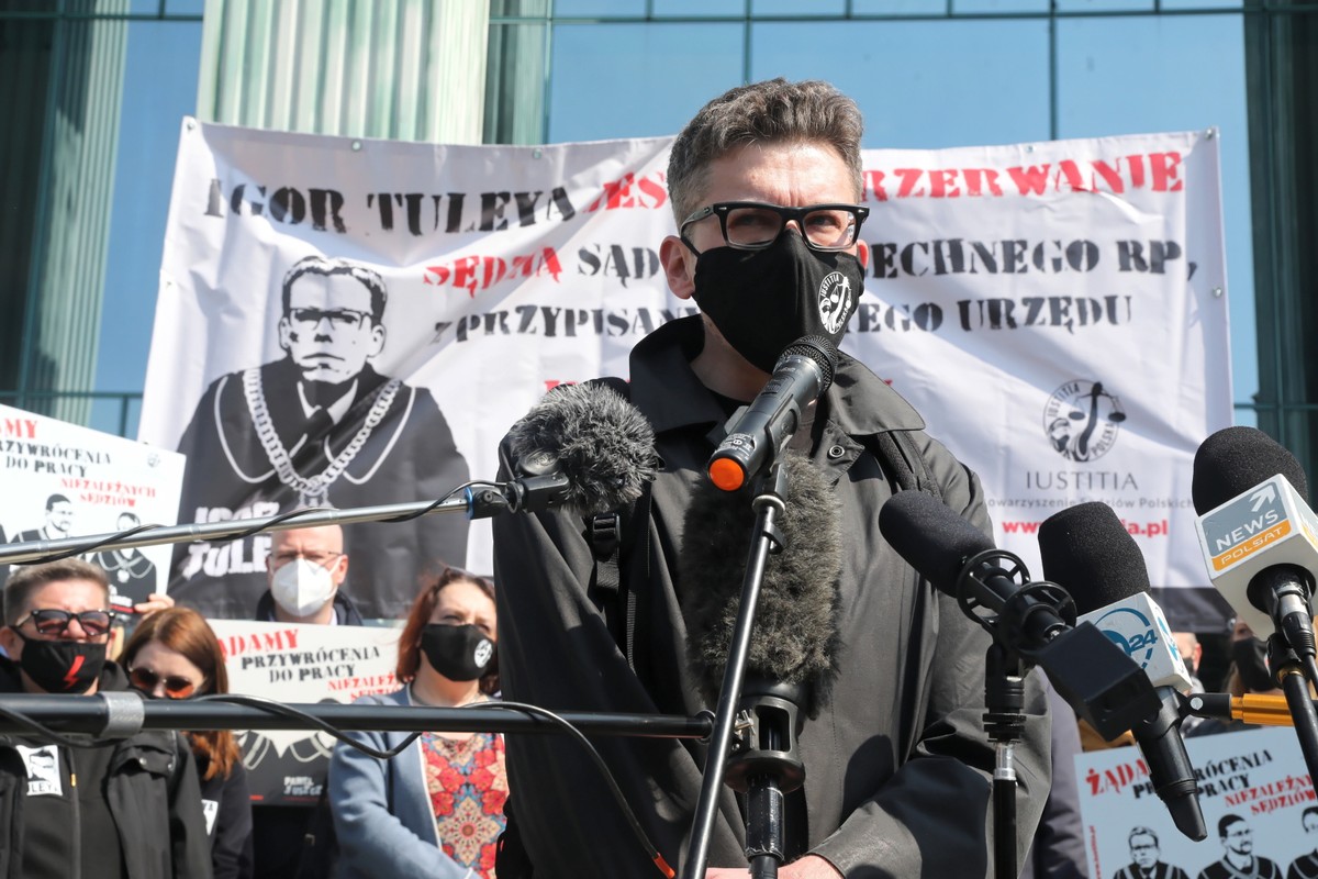 Sędzia Igor Tuleya przed siedzibą Sądu Najwyższego w Warszawie