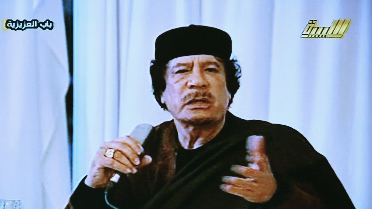 Libijski przywódca Muammar Kaddafi powinien zrzec się władzy i wybrać drogę emigracji - uważa amerykański Departament Stanu w komunikacie opublikowanym w poniedziałek przy okazji wizyty swego przedstawiciela w Bengazi - bastionie libijskich powstańców.