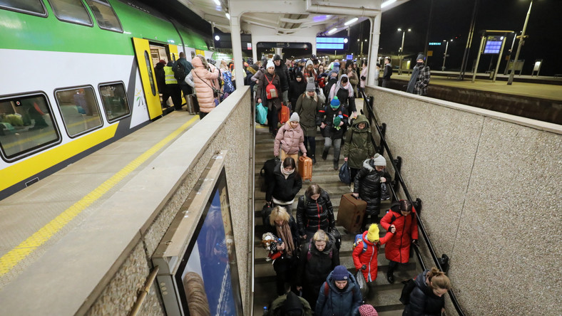 Uchodźcy z Ukrainy dotarli specjalnym pociągiem Kolei Mazowieckich na dworzec Warszawa Wschodnia