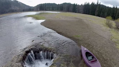 Wielka dziura wciąga całą wodę z jeziora - niesamowite Lost Lake