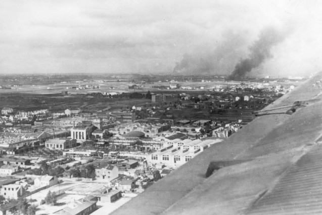  Fotografia lotnicza Warszawy po kapitulacji. Widoczne zabudowania PZL na Okęciu