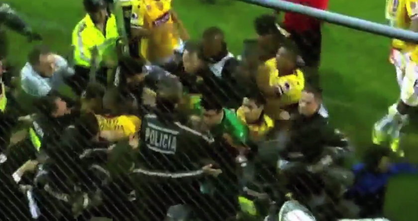 Policja broniła sędziego przed rozwścieczonymi piłkarzami! WIDEO