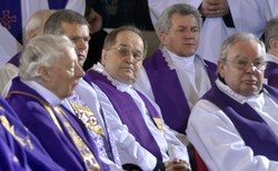 PiS daje szkole ojca Rydzyka 20 milionów złotych. Miały stracić hospicja, zyskałby Fundusz Kościelny