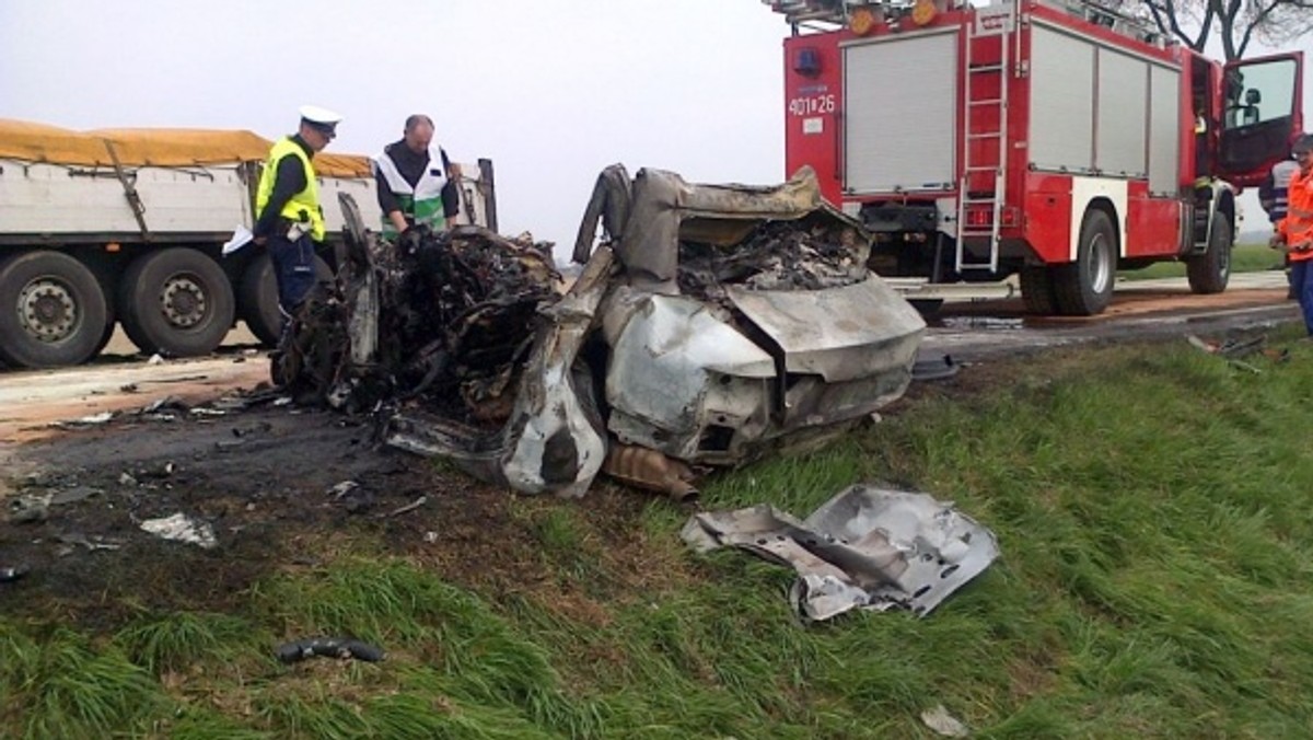 Trwa usuwanie skutków wypadku na drodze krajowej nr 94. Przypomnijmy, do zdarzenia doszło dziś po godzinie 10:00 na trasie między Brzegiem a Oławą. Kierujący Audi A5 zderzył się czołowo z tirem. Osobówka stanęła w płomieniach. Kierowca zginął na miejscu. Usuwanie skutków się komplikuje – informują strażacy.