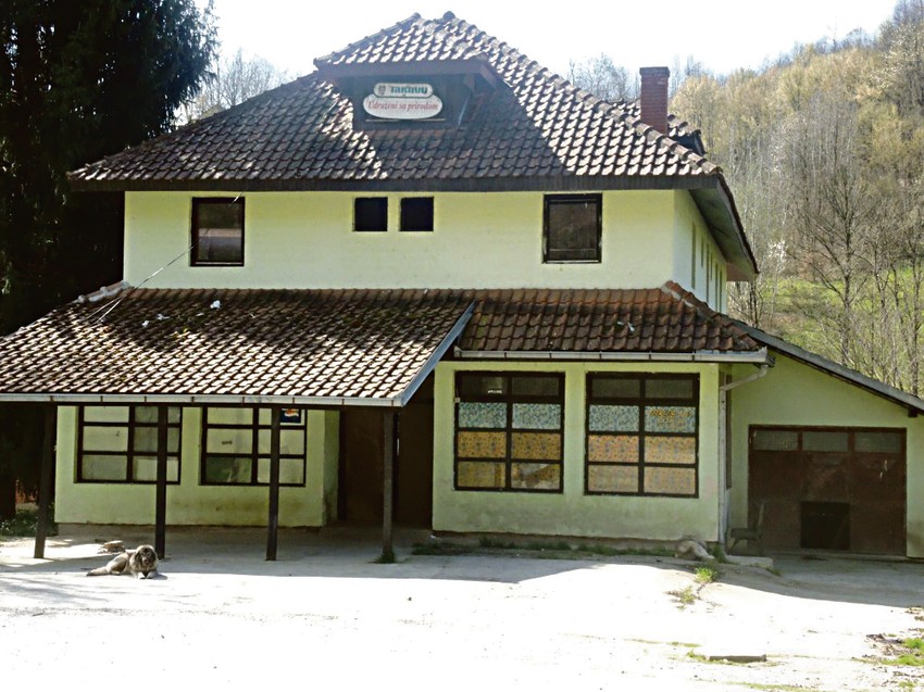 Ispred Megasove kafane stražu su čuvala dva šarplaninca