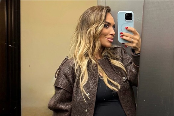 PEVAČICA POKAZALA KAKO IZGLEDA TIK PRED POROĐAJ Čeka dete sa pet godina mlađim kolegom, sad obukla minić i oduševila mnoge