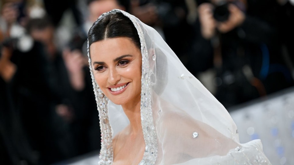 Penélope Cruz ebben a ruhában tisztelgett Karl Lagerfeld előtt a 2023-as Met-gálán