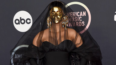 Złota maska, czarna woalka i parasole na głowie. Czym jeszcze zaskoczyły gwiazdy podczas American Music Awards 2021?