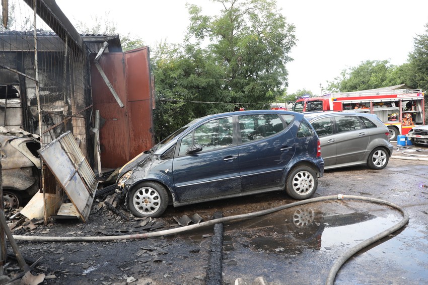 Izgoreli automobili ispred garaže