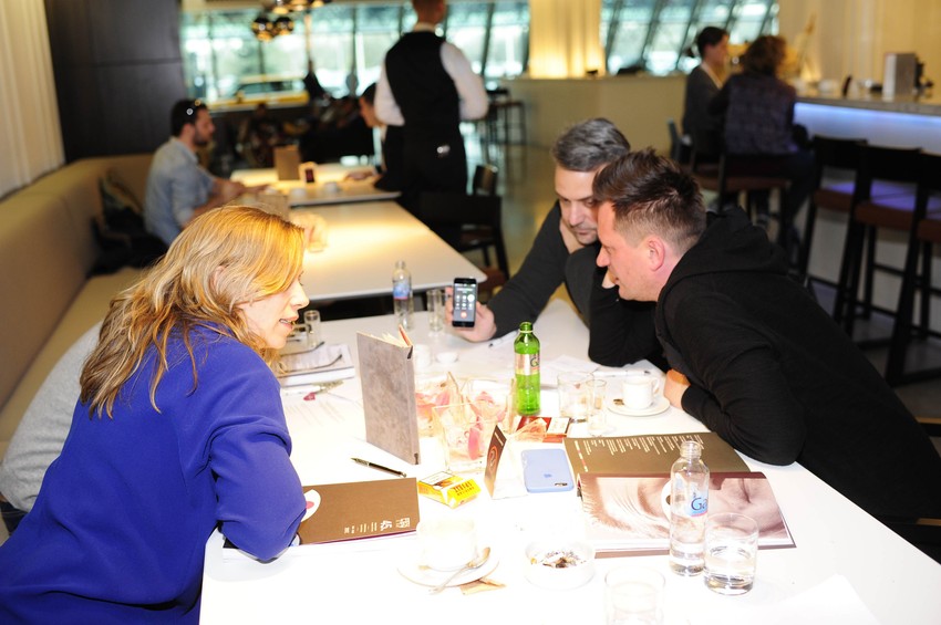 Glavni žiri odlučuje: Branka Katić, Čeda Kolar (iza nje), Dalibro Matanić, Srdan Golubović na vezi sa petim članom Sergejom Trifunovićem