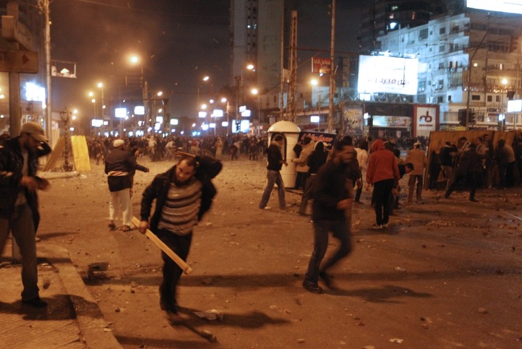Zamieszki na ulicach Kairu. Naprzeciwko siebie zwolennicy i przeciwnicy prezydenta