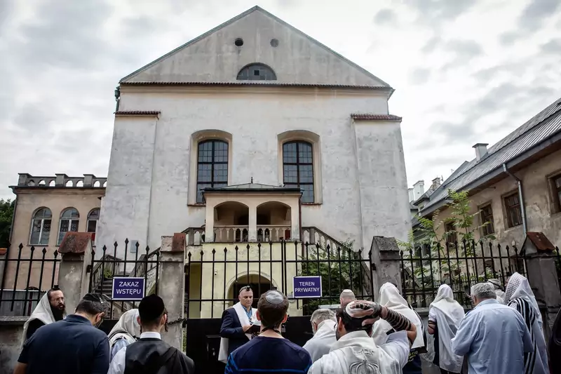 Wierni, którym zabroniono wstępu do Synagogi Ajzyka modlą się na ulicy