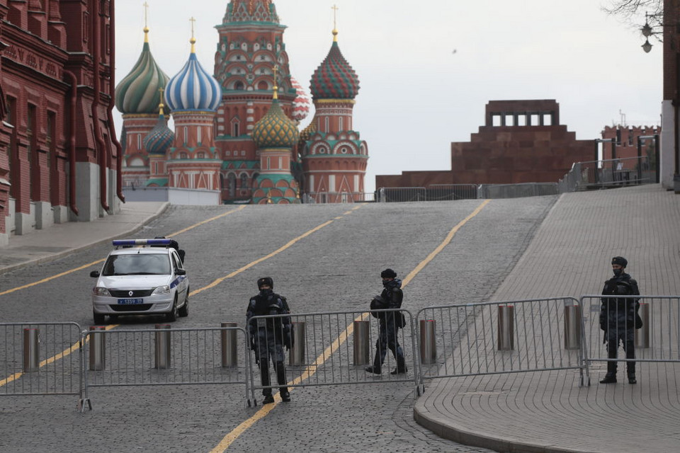 Rosyjscy policjanci pilnują Placu Czerwonego przed Kremlem, 13 marca 2022 r.