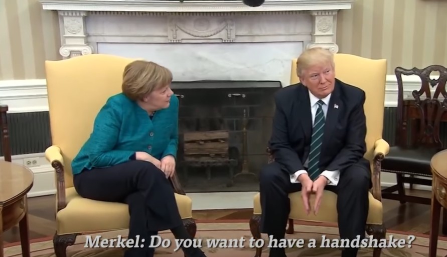 Podczas pierwszego spotkania Merkel i Trumpa, nowy prezydent USA potraktował kanclerz Niemiec wyjątkowo chłodno. Fotografowie nalegali, by podali sobie ręce, co powiedziała sama Merkel. Jednak Donald Trump pozostawał na to głuchy.