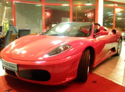 Fałszerze podrabiają nawet... ferrari