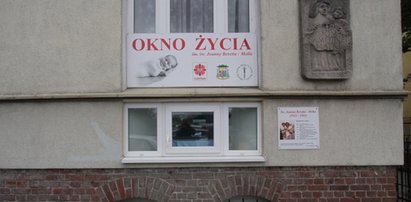 Matka zostawiła córeczkę w oknie życia. Sąd postanowił ją oddać