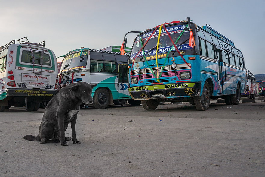 Na dworcu autobusowym w Katmandu.