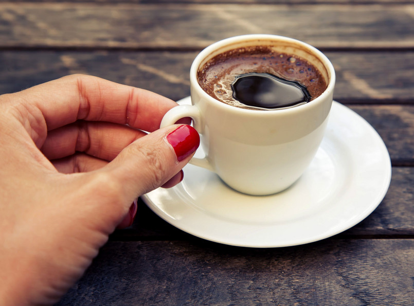 Espresso, najpopularniejszą włoską kawę, przygotowujemy z 7 gramów zmielonej mieszanki i 25 ml wody. Ekstrakcja powinna trwać 25 sekund. Dzięki temu, z ziaren wydobywane są bogate aromaty, kawa zyskuje aksamitną konsystencję, a na wierzchu pojawia się gęsta crema. Prawidłowe przygotowanie espresso to podstawa kawowego kunsztu. Propozycja ta stanowi bowiem bazę do przyrządzenia innych napojów, np. cappuccino czy caffè latte. Dzięki doskonałemu smakowi idealnie skomponuje się z dodatkami takimi jak: mleko, przyprawy czy alkohol