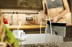 Pij kawę z tymi dodatkami. Ani się obejrzysz, jak schudniesz [LISTA]