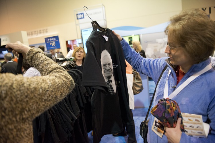 Nigdy nie kupuj danej rzeczy po pierwszej cenie detalicznej, jeśli tylko jest szansa, że za jakiś czas będziesz ją mógł kupić taniej. Taką zasadą Buffett kieruje się podejmując m.in. decyzje o zakupie konkretnych spółek. Buffett zachęca, by przy codziennych zakupach korzystać z wszelkich bonów i kuponów zniżkowych.