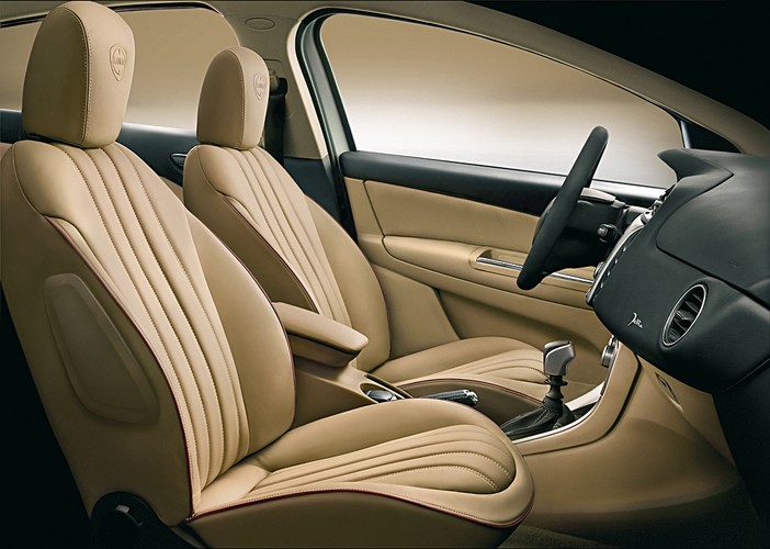 W środku - wygodne fotele z dobrym trzymaniem bocznym