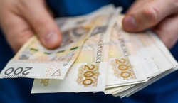 Ponad 800 złotych z urzędu co miesiąc. Im szybciej złożysz wniosek, tym więcej dostaniesz
