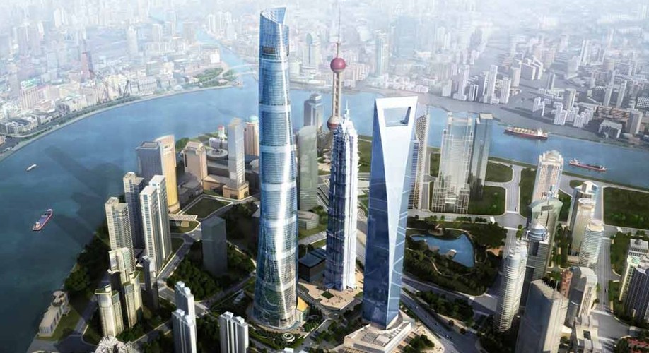 Shanghai Tower góruje nad finansową strefą finansową Lujiazui na Pudongu w Szanghaju. Budowa najwyższego w Chinach wieżowca rozpoczęła się 6 lat temu i jest już praktycznie zakończona. Teraz trwają prace wykończeniowe. Drapacz chmur ma zostać oficjalnie oddany do użytku w 2015 roku. Shanghai Tower  jest w tej chwili drugim najwyższym budynkiem na świecie (632 m), po niebotycznie wysokim Burj Khalifa w Dubaju. Koszt budowy metra kwadratowego powierzchni użytkowej budynku wynosi około 3,8 tys. dol. Cały budynek ma 128 pięter i oferuje 576 tys. mkw. powierzchni użytkowej, z czego aż 170 tys. mkw. znajduje się na podziemnych kondygnacjach. Koszt budowy całego kolosa został oszacowany na 2,2 mld dol. W Shanghai Tower będą znajdować się powierzchnie biurowe, handlowe i rozrywkowe oraz sale konferencyjne. Na piętrach od 84 do 110 będzie usytuowany jeden z najwyżej położonych hoteli na świecie. W budynku zostało zainstalowanych 106 wind firmy Mitsubishi Electric Corporation. Trzy z nich jeżdżą z prędkością 64,8 km/h.  Po oddaniu wieżowca do użytku będą to najszybsze windy świata (teraz rekord należy do Taipei 101). Będą też pokonywać najdłuższą trasę (578,5 m) i zdyskwalifikują obecnego lidera – Burj Khalifa (504 m). Fot. Gensler