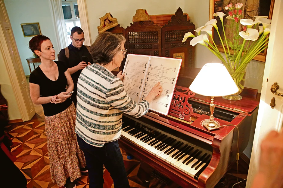 Katarina Veljković pokazuje potpise svojih predaka Jovana Veljkovića i Avrama Petronijevića na Sretenjskom ustavu Knjažestva Serbije iz 1835. koji formalno nikada nije priznat