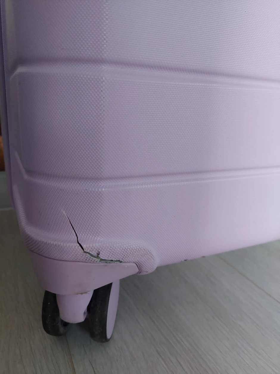 Već posle 50 metara kofer je pukao