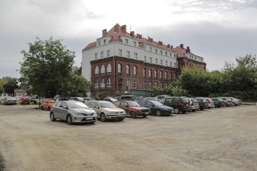 Parking pod szpitalem przy ul. Grabiszyńskiej