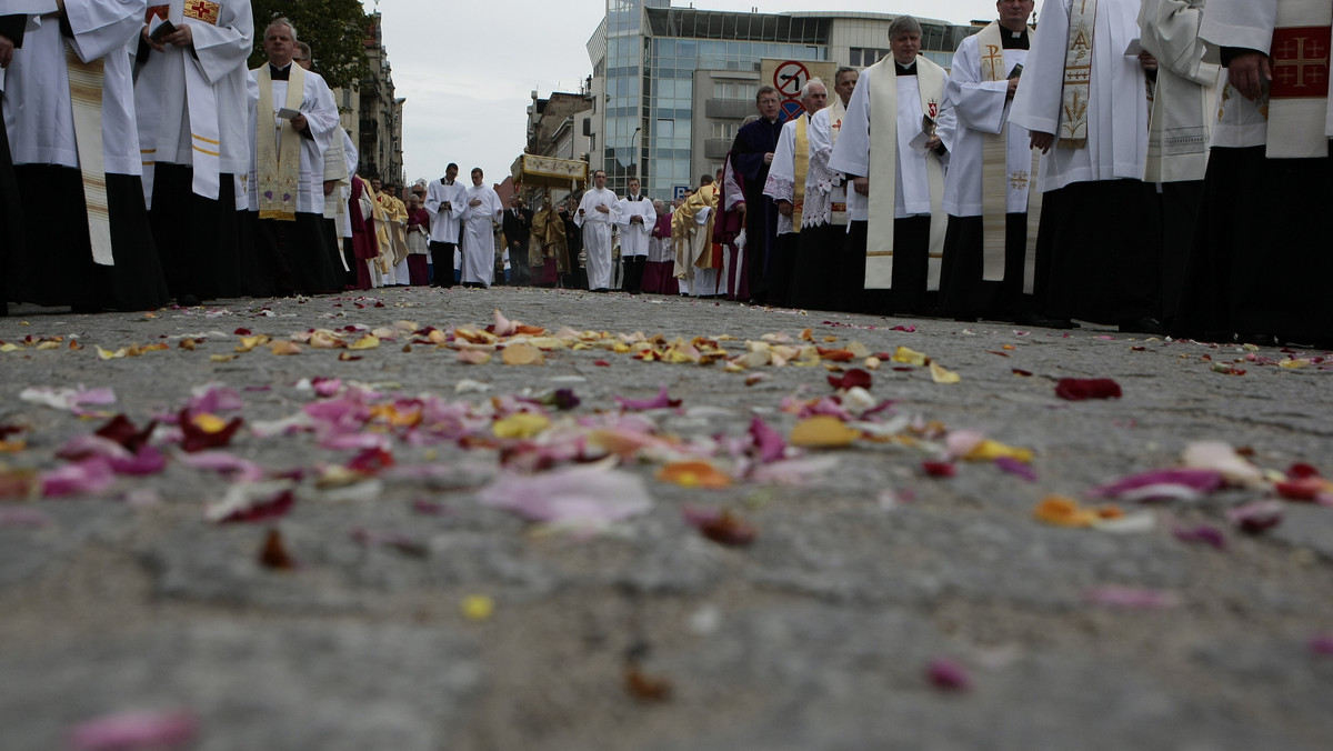 Jutro ulicami Poznania przejdą procesje Bożego Ciała. Centralna procesja wyruszy o godz. 10 z kościoła przy ul. Krakowskiej i przejdzie Garbarami, Wielką i Chwaliszewem pod Katedrę. Kierowcy nie powinni zostawiać swoich samochodów na trasie procesji, gdyż zostaną one odholowane, a koszty poniesie właściciel. Jutro zamknięta będzie większość sklepów, dlatego warto nie odkładać zakupów na ostatnia chwilę. W długi weekend inaczej funkcjonować będzie również komunikacja miejska.