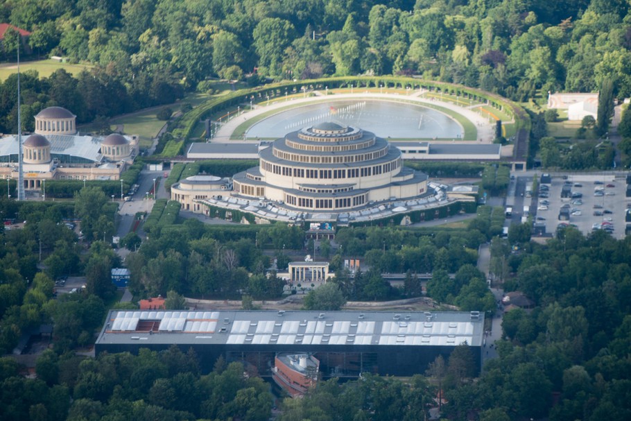 Hala Stulecia we Wrocławiu - zieleni wokół nie brakuje