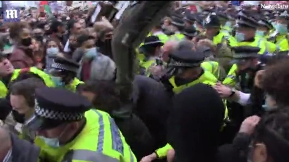 Trenutak kad je aktivista skočio sa ograde 